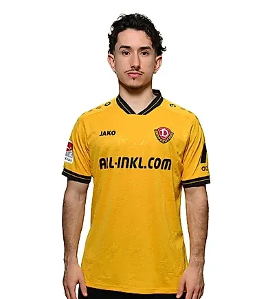 Porträt von Mittelfeldspieler Jason Ceka von Dynamo Dresden.