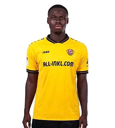 Porträt von Mittelfeldspieler Kofi Amoako von Dynamo Dresden.