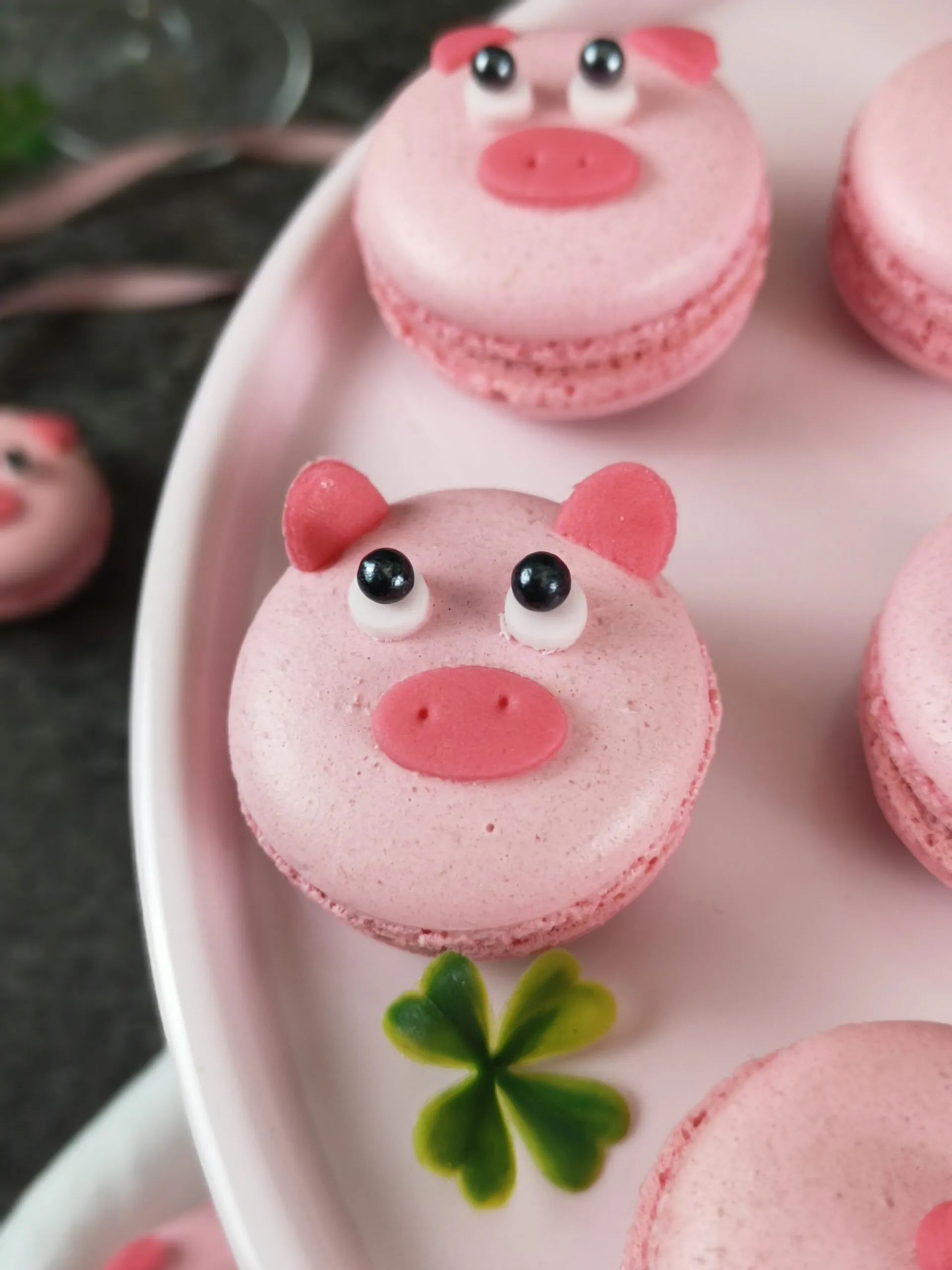 Porträtfoto der Bäckerin Gertrud, die lächelnd in die Kamera schaut