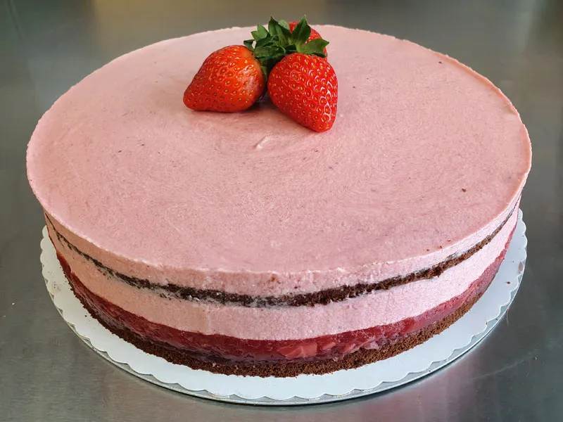 Pralinencreme-Torte mit Beerenfüllung