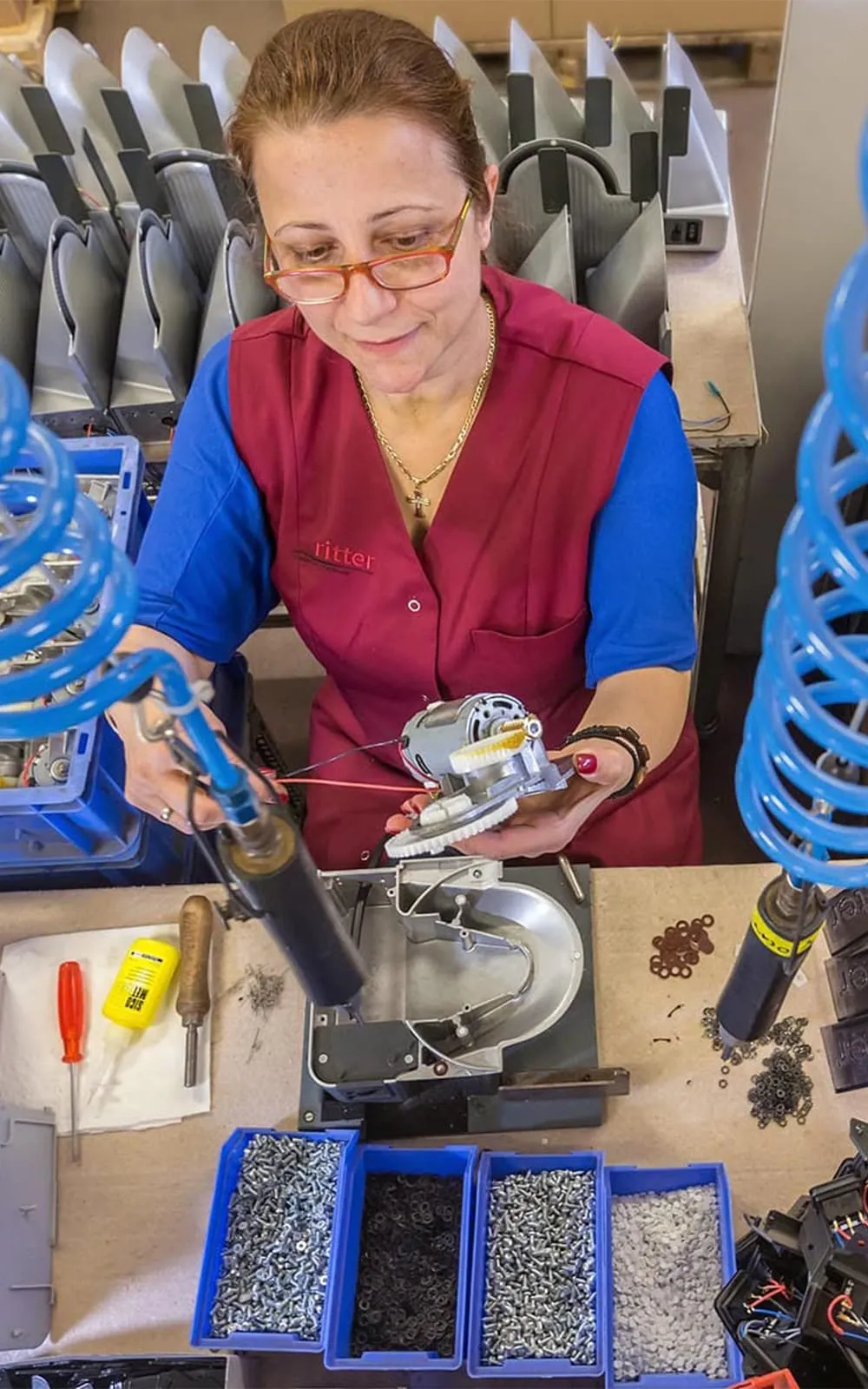 Produktionsmitarbeiterin bei der Herstellung von ritter Haushaltsgeräten in Deutschland