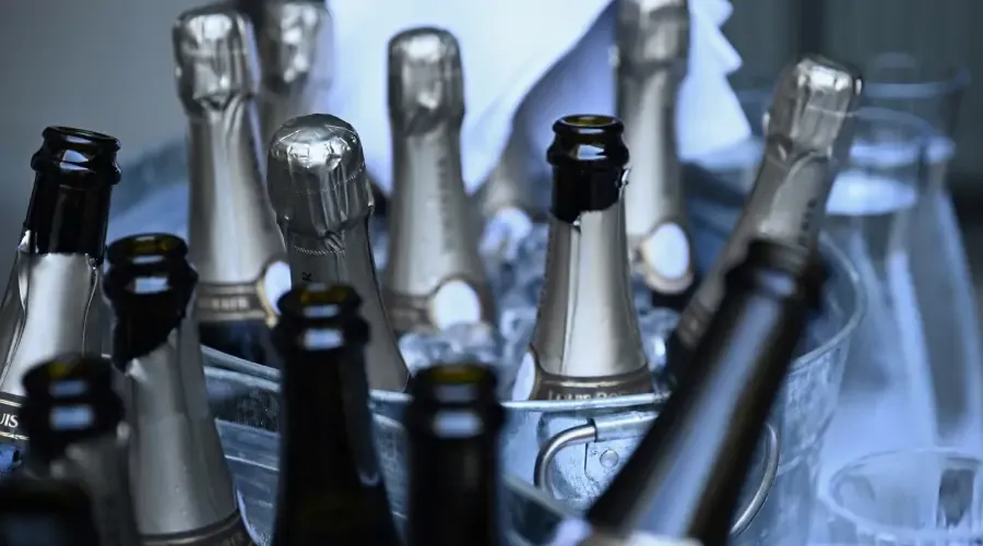 Professionelle Catering-Präsentation mit verschiedenen Speisen und Getränken