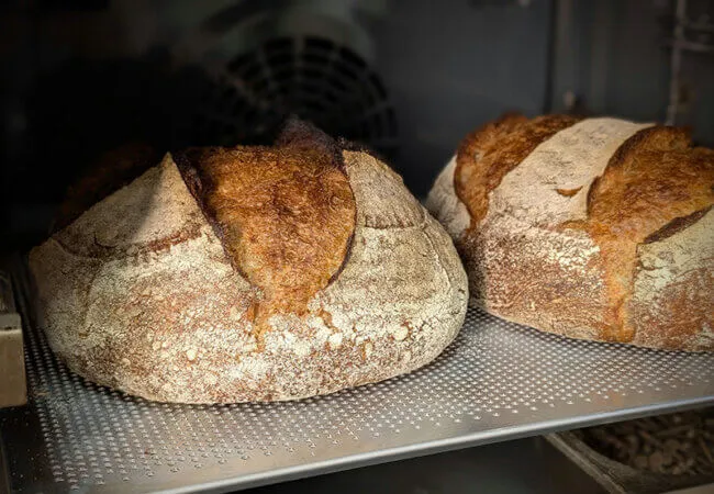 Professionelles Backblech mit Brot