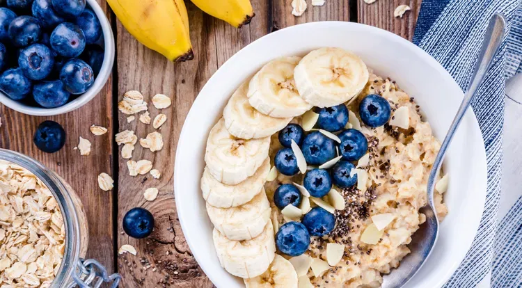 Protein-Porridge mit Bananenscheiben, Heidelbeeren und Mandeln