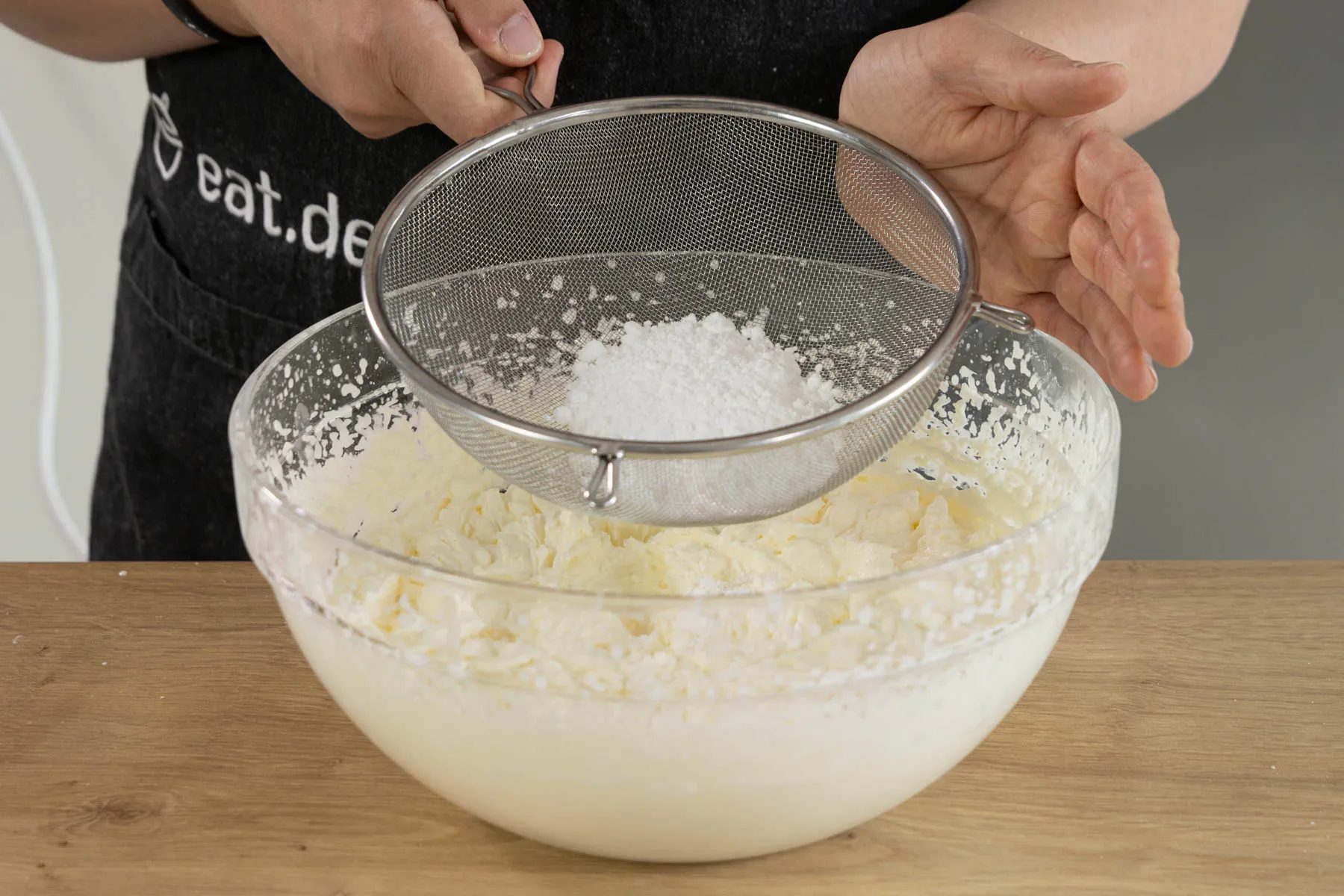 Puderzucker einsieben