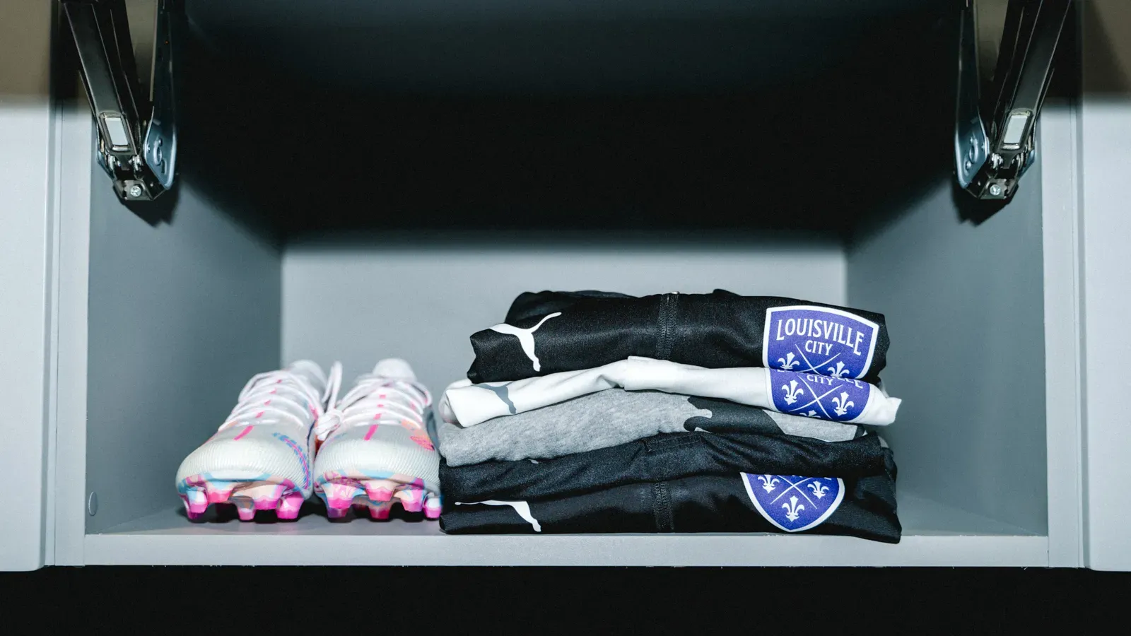 Puma Logo im Team Store des Lynn Family Stadium