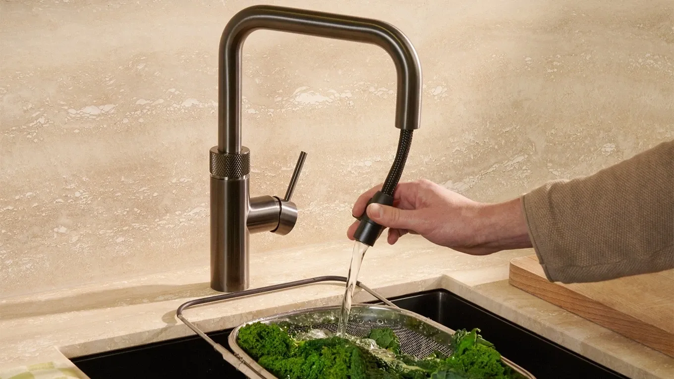 Quooker Flex Schlauchbrause wäscht grünes gemüse