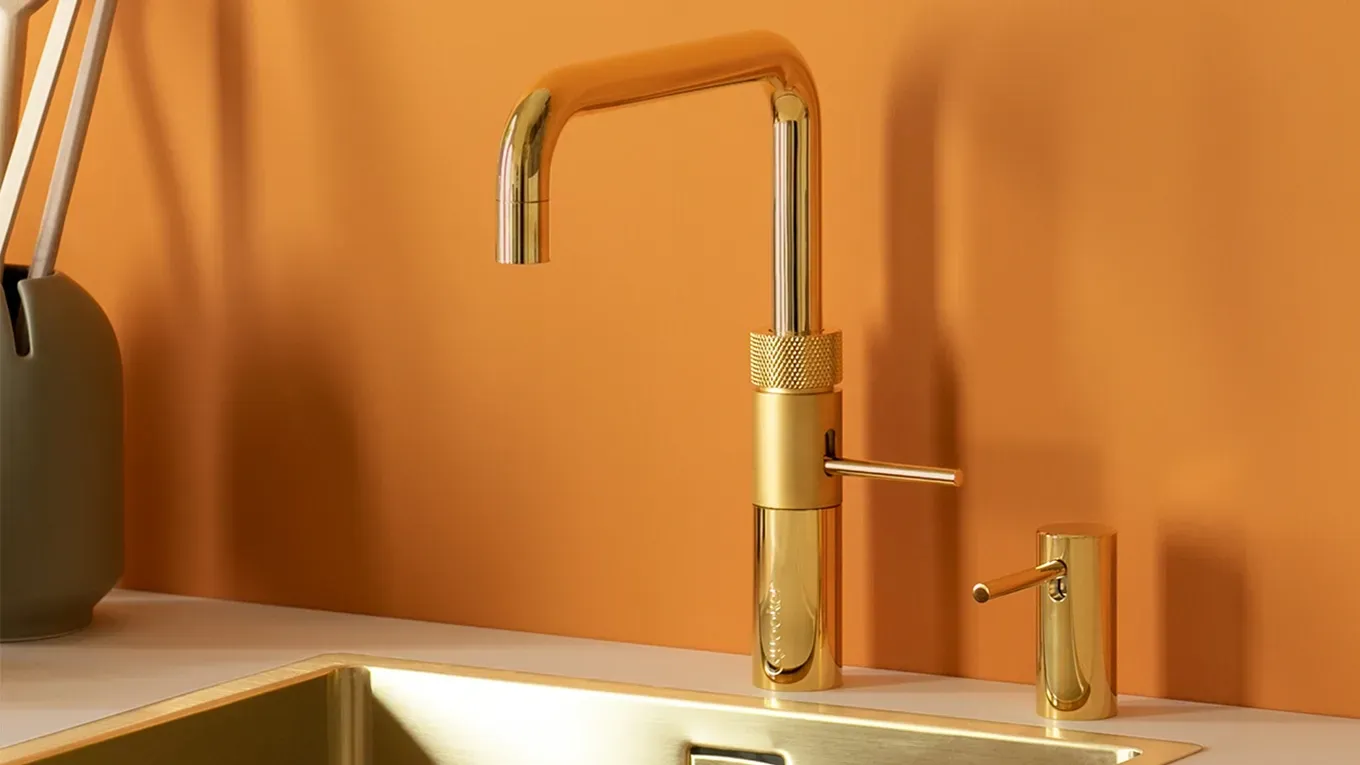 quooker wasserhahn in gold und eckiger form