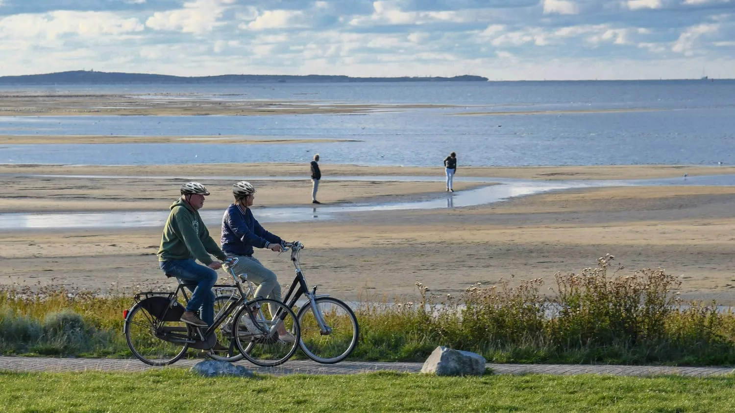 Radfahrer am Küstenradweg auf der Insel Terschelling in den Niederlanden