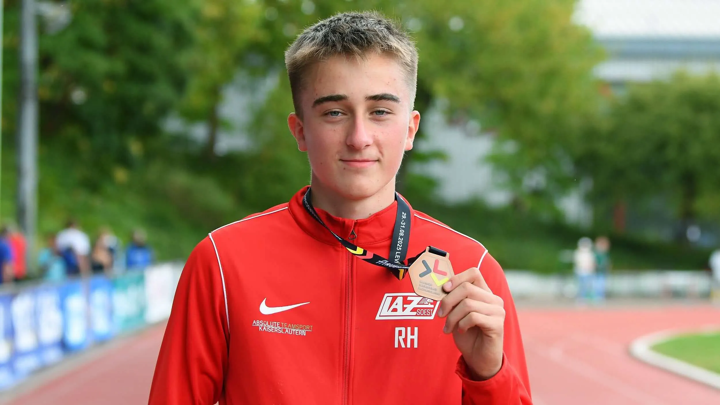 Rafael Hesse vom LAZ Soest freut sich über die Bronzemedaille