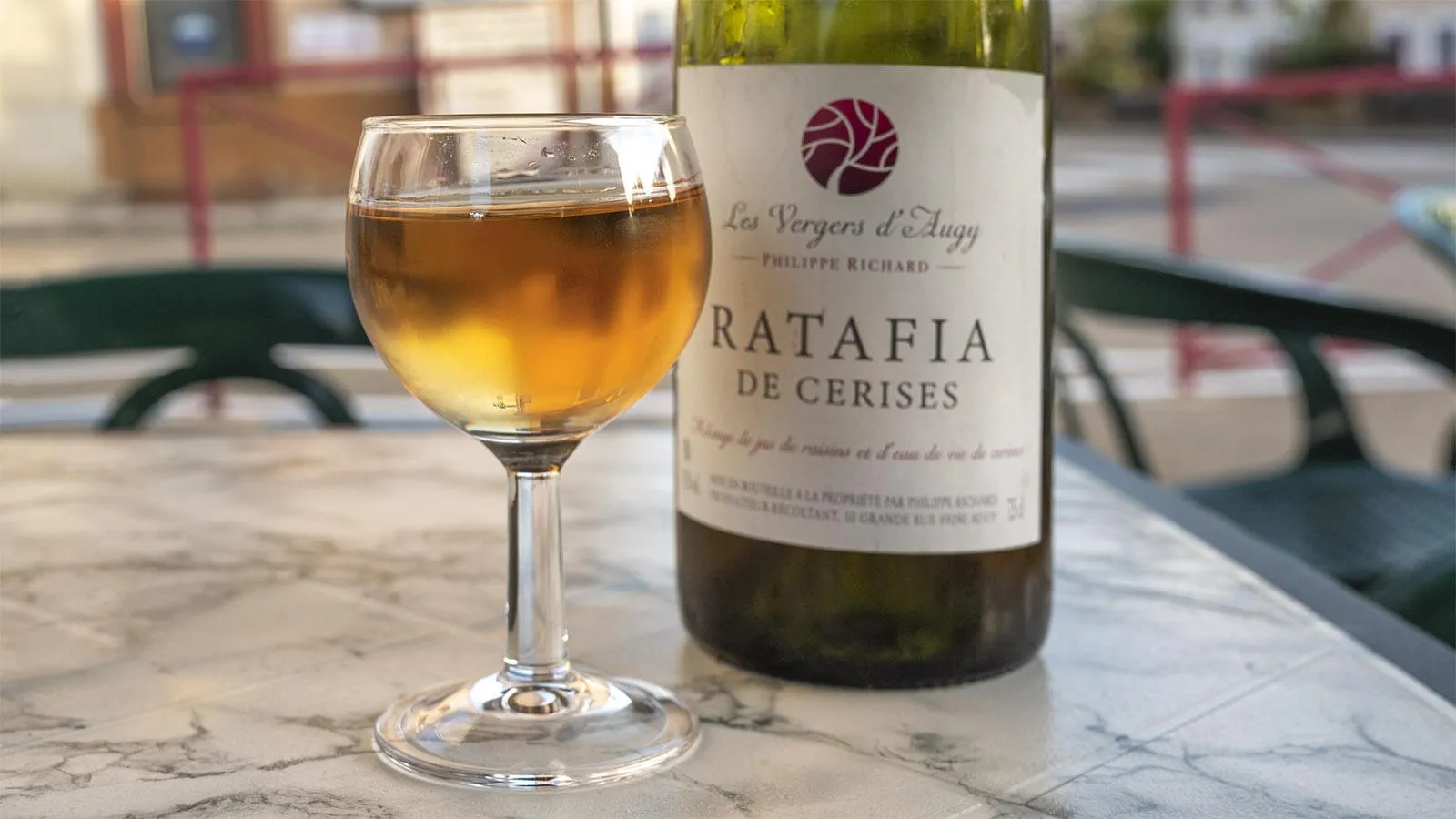 Ratafia, mit Kirschsaft hergestellt, rund um Augy