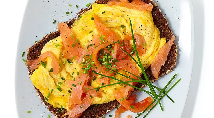 Räucherlachs-Rührei mit Schnittlauch und Vollkornbrot