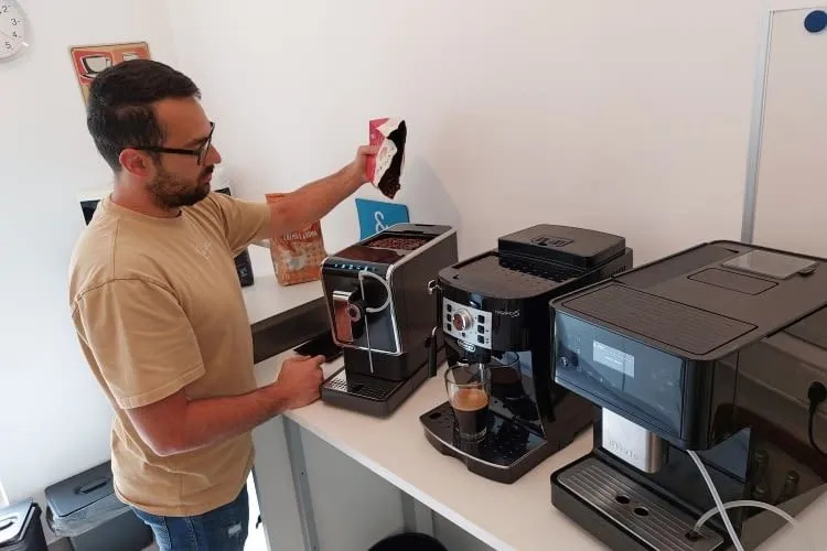 Redaktionsteam von homeandsmart testet verschiedene Kaffeevollautomaten