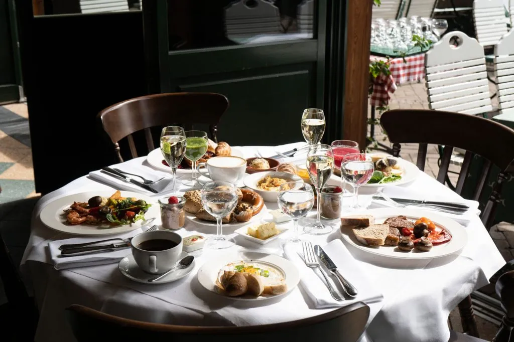 Reichhaltiges Brunch-Buffet in der Weinhandlung