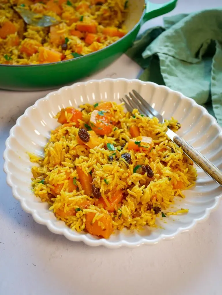 Reichhaltiges Süßkartoffel-Pilaw mit Gewürzen und Nüssen