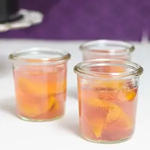 Restlicher Guss in Dessertgläser füllen