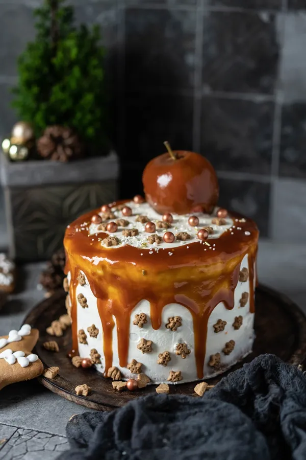 Rezept für Bratapfeltorte mit Orangen-Zimt-Creme und Karamell-Drip