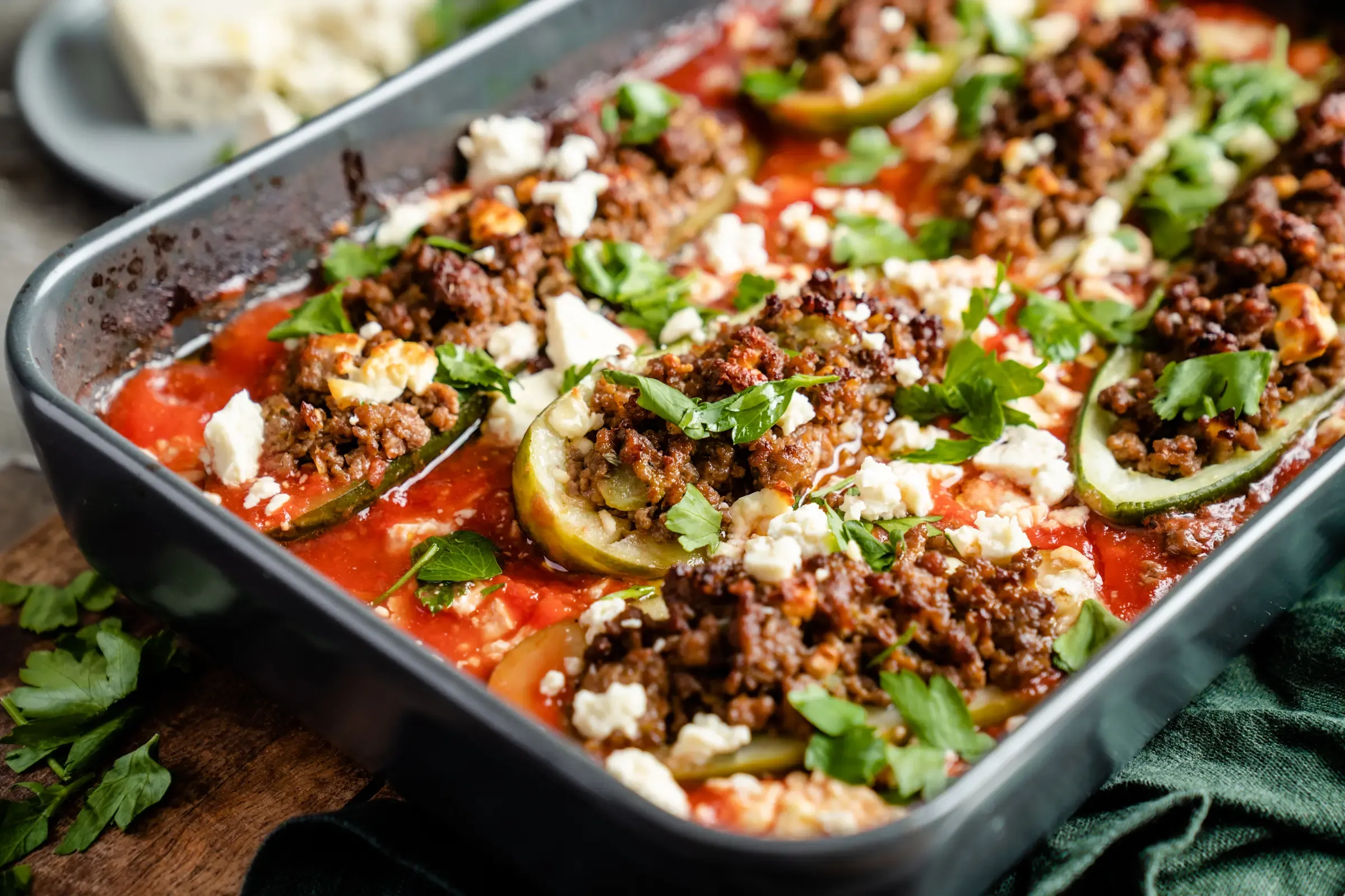 Rezept für gefüllte Gurke, mit Hack und Feta. Zur Gurkensaison haben wir die noch kleinen Gurken aus Muddis Garten dafür verwendet. Yummy!