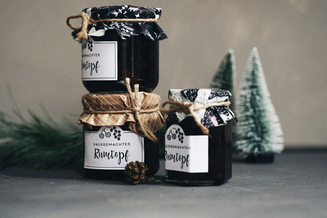 Rezept für selbst gemachten Rumtobe aus Früchten mit Etikett zum verschenken