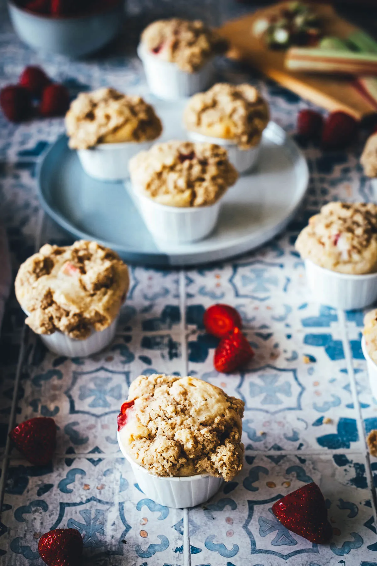 Rezept für super saftige und fluffige Muffins! Meine Erdbeer-Rhabarber-Muffins werden mit knusprigen, buttrigen Streuseln getoppt