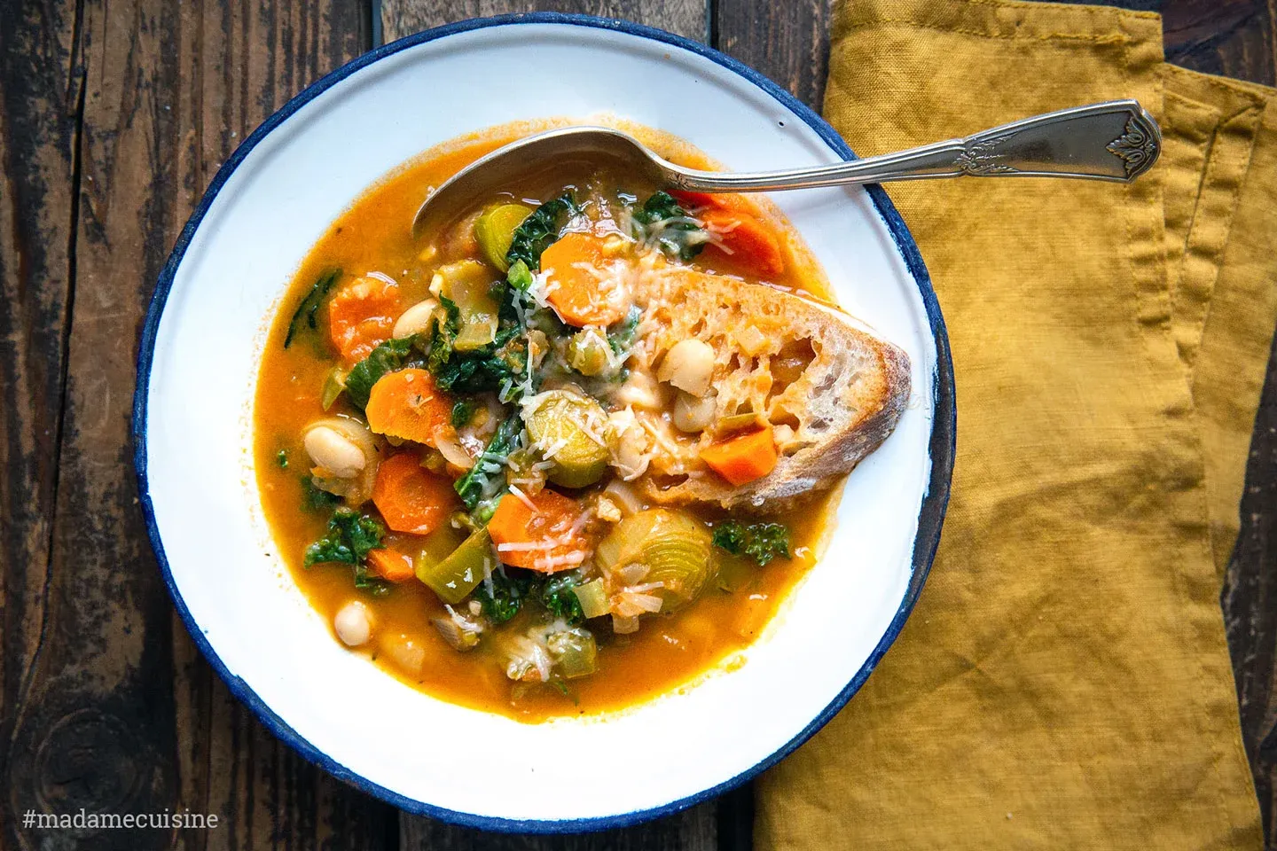 Ribollita: Toskanische Bauernsuppe in einem rustikalen Topf