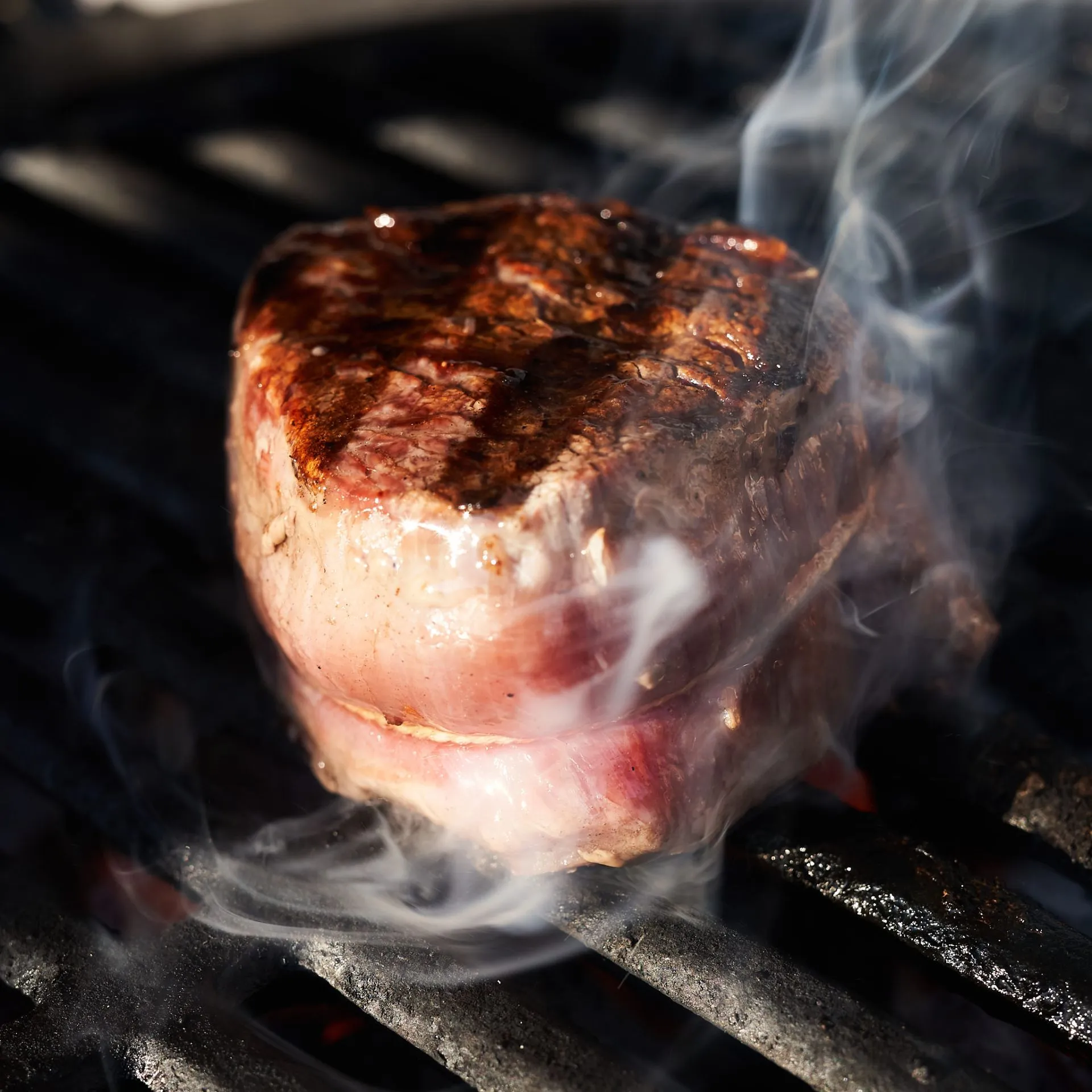Rinderfilet wird über offener Flamme gegrillt