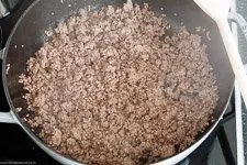Rinderhackfleisch wird in einer großen Pfanne krümelig angebraten