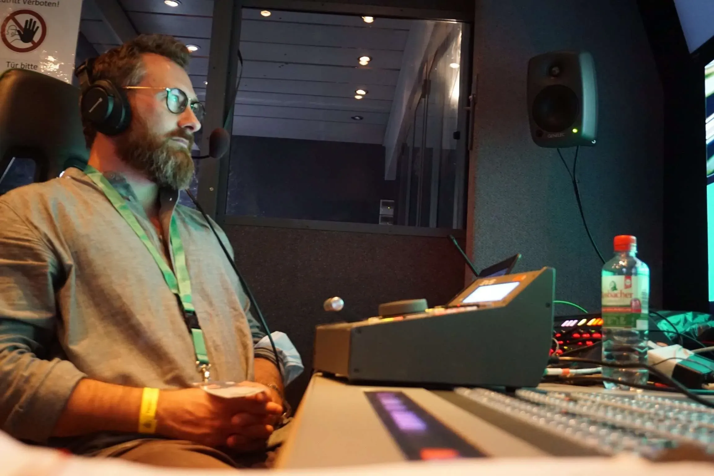 Robert Hunke bei der Arbeit in einem Fußballstadion