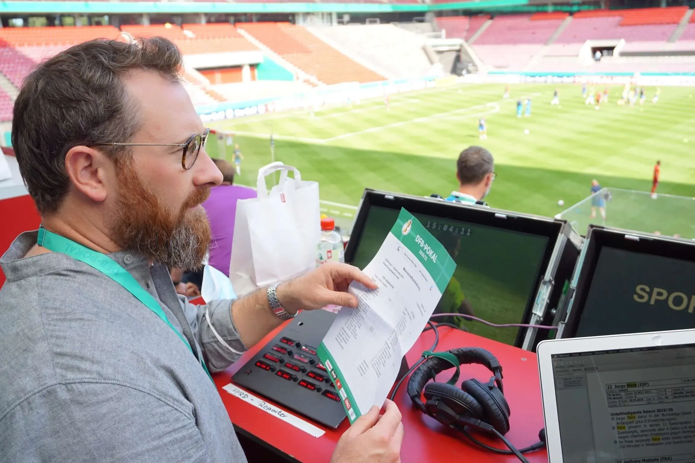 Robert Hunke bei der Vorbereitung am Laptop