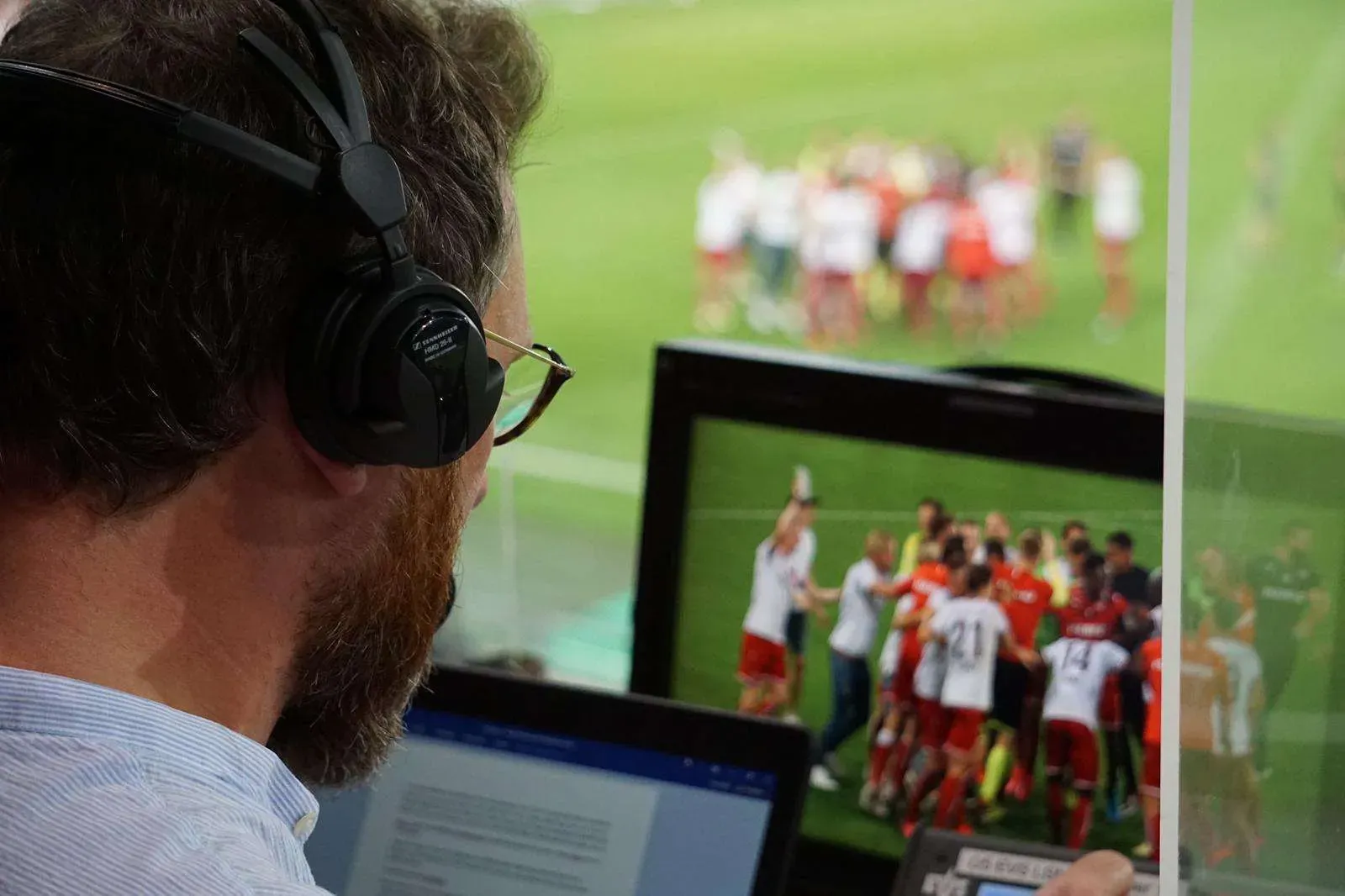 Robert Hunke mit Mikrofon im Stadion
