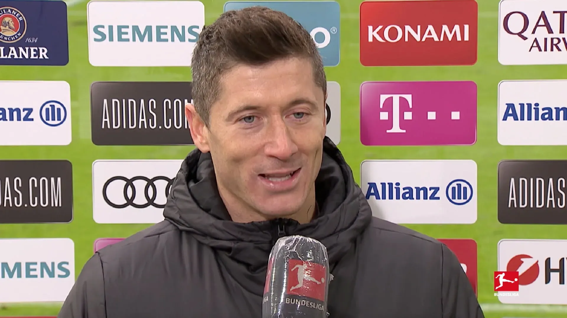 Robert Lewandowski jubelt nach einem Tor für Bayern München