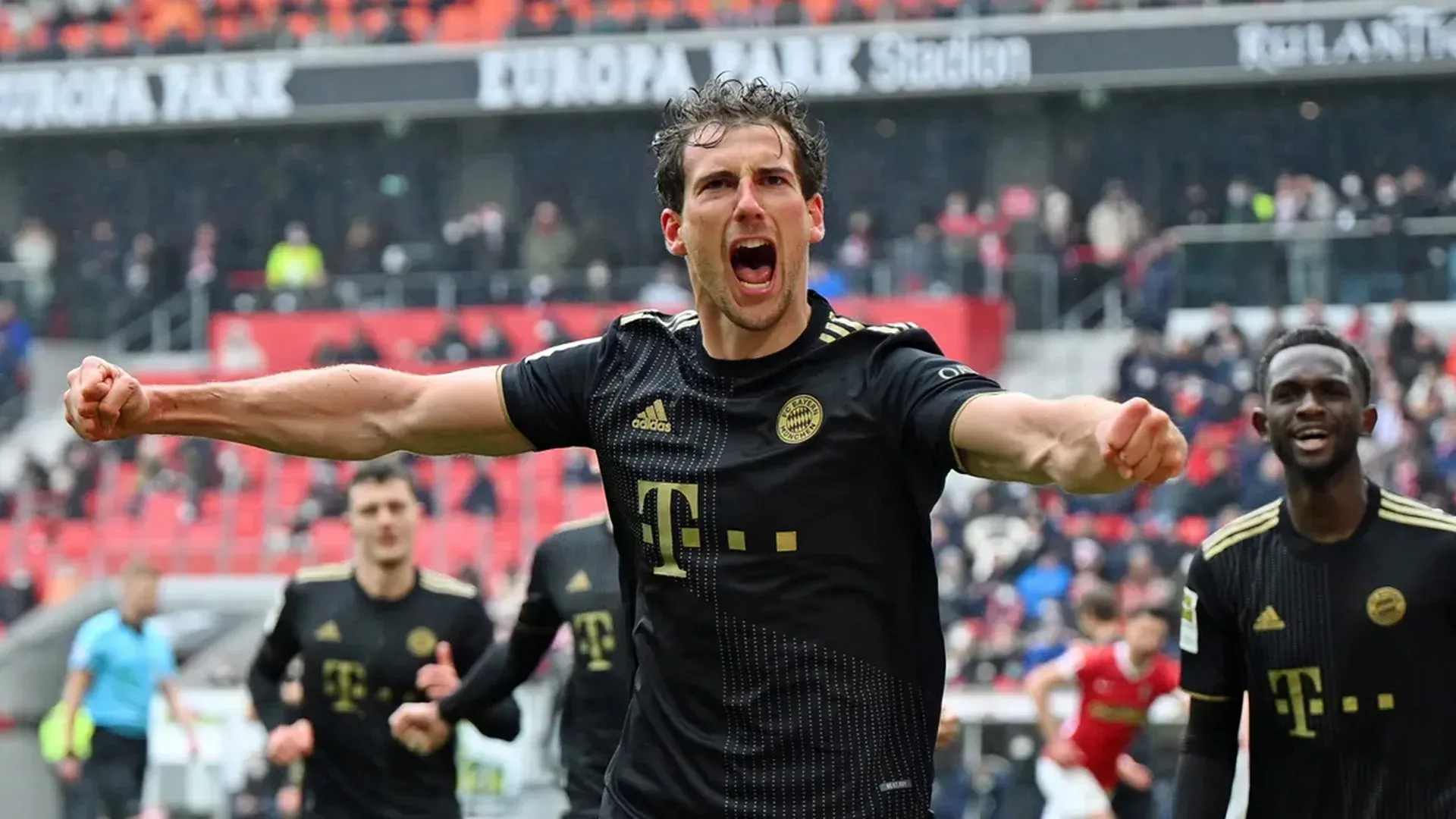 Robert Lewandowski jubelt nach einem Tor für den FC Bayern