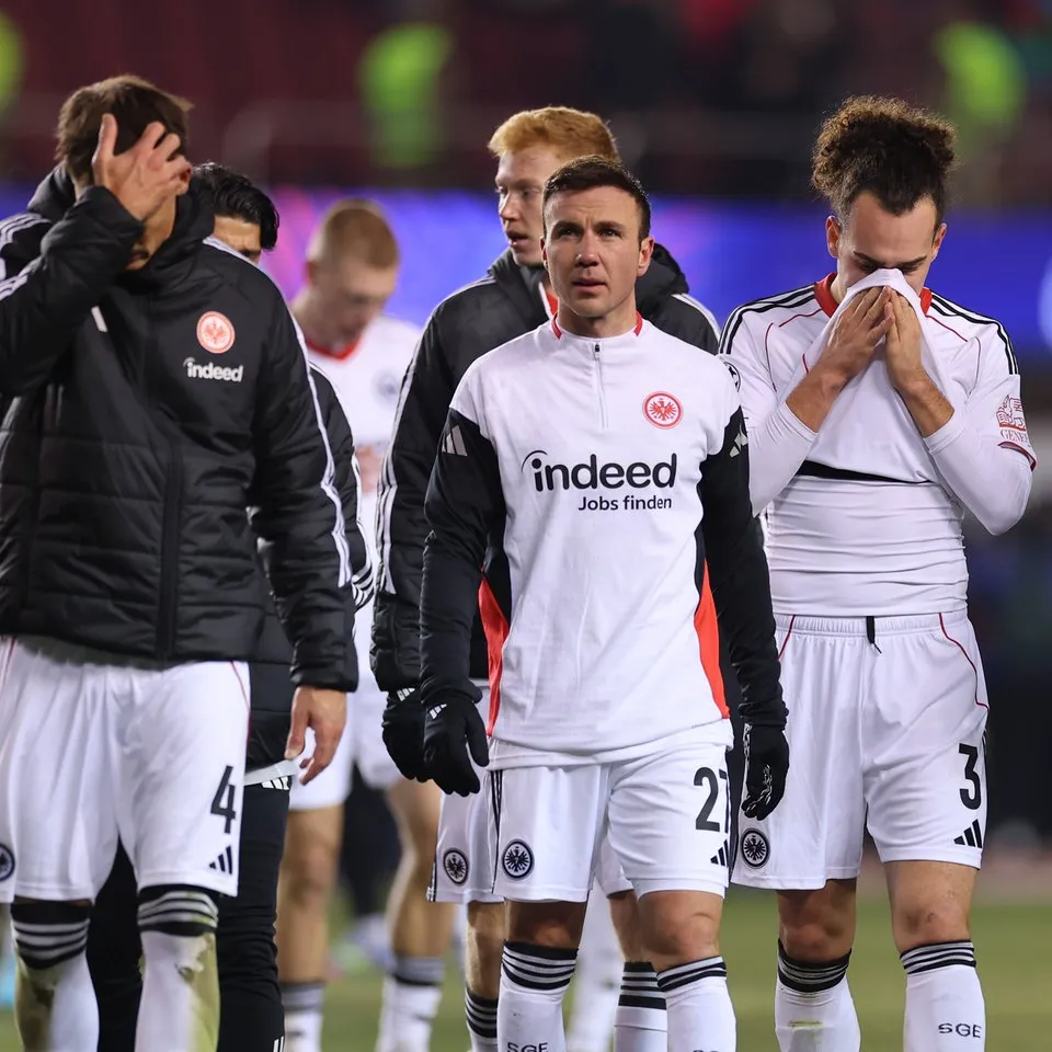 Robin Koch, Mario Götze und Arthur Theate schauen enttäuscht nach der Niederlage in Baku