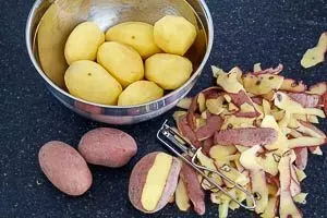 Rohe Kartoffeln schälen