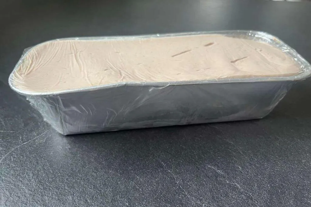 Roher Leberkäse in einer Aluminiumform bereit zum Backen