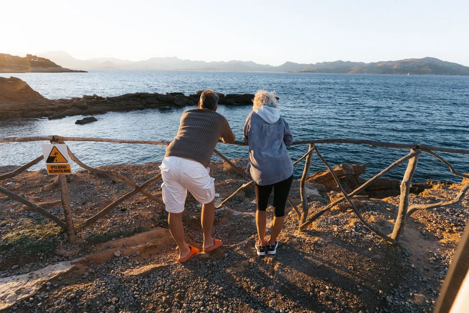 Romantischer Sonnenuntergang an Mallorcas Küste mit Camper-Reisenden