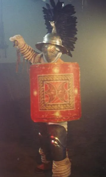 Römischer Gladiator in traditioneller Ausrüstung