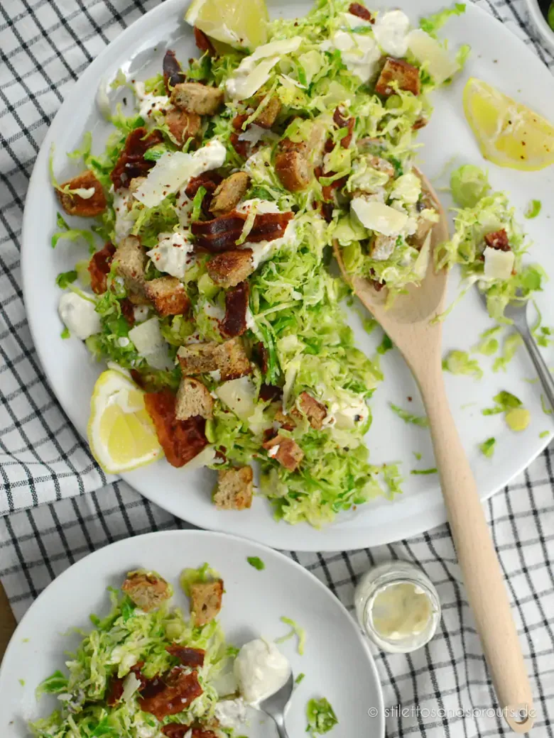Rosenkohl Caesar Salad in einer Schüssel