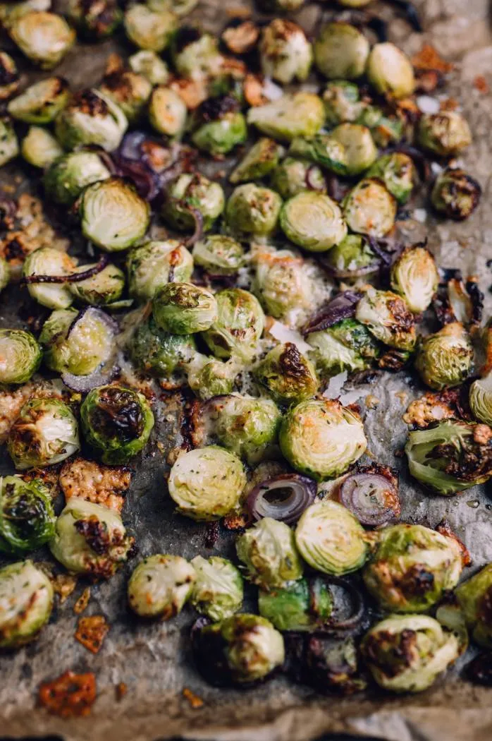 Rosenkohl in einer Schüssel, bereit für den Ofen