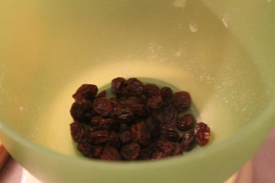 Rosinen in einer kleinen Schale