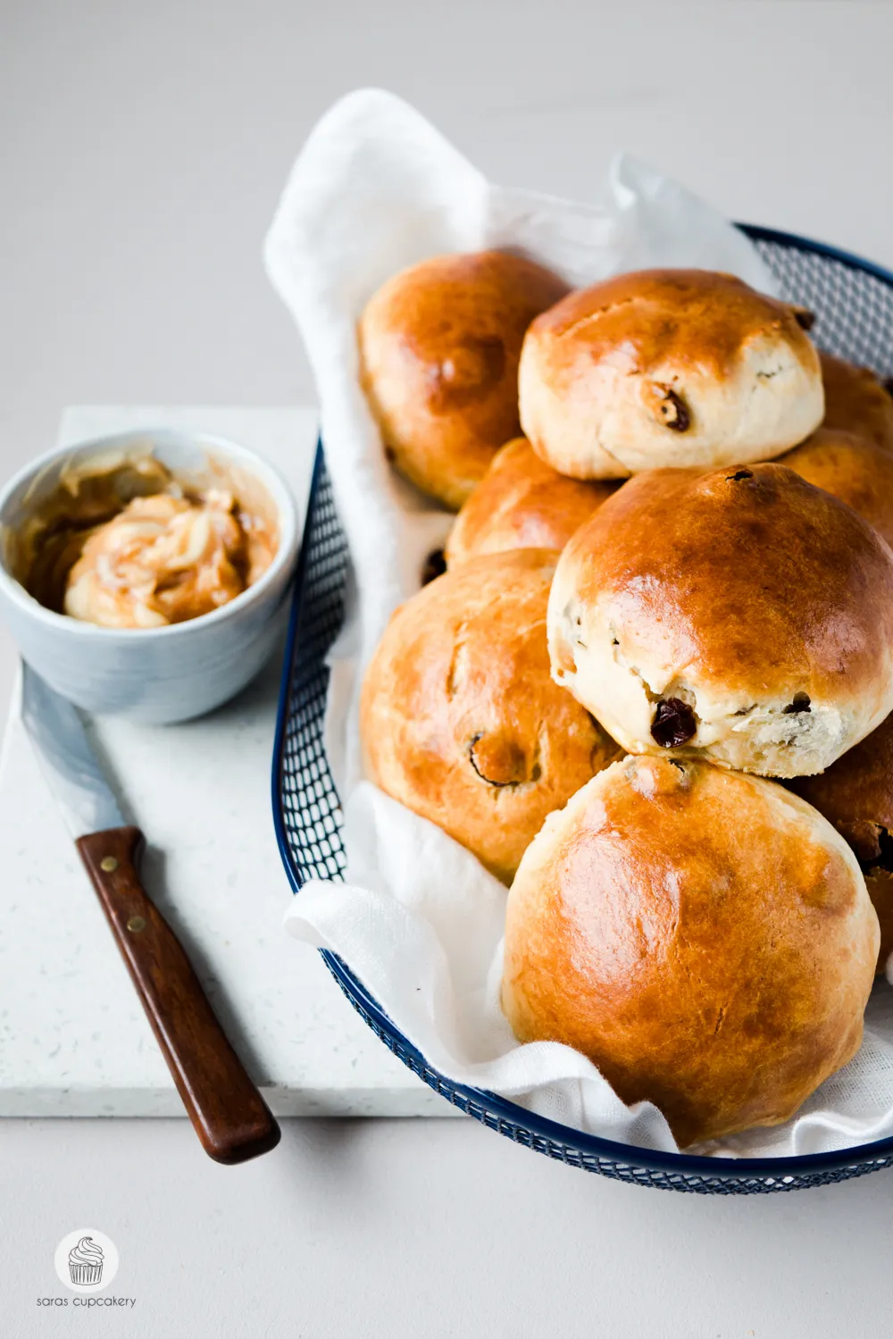 Rosinenbrötchen mit geschmolzener Karamellbutter