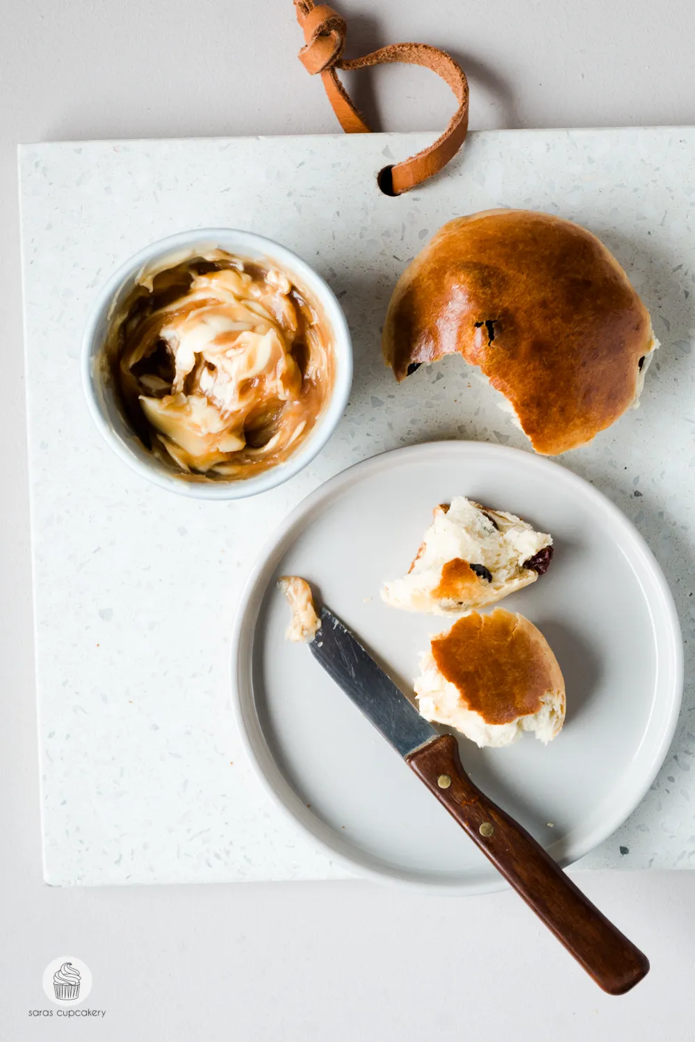 Rosinenbrötchen mit Karamellbutter und Salzflocken