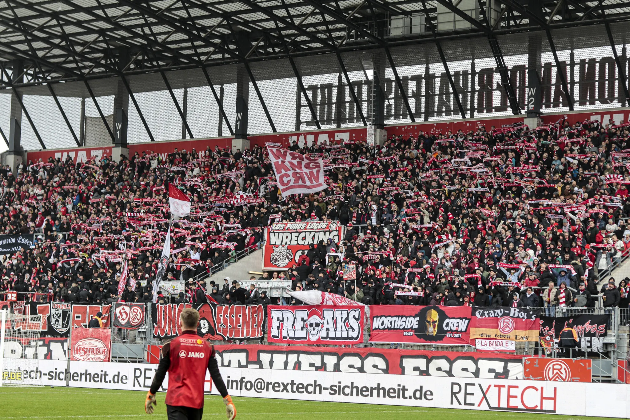 Rot-Weiss Essen Fans feiern im Stadion, ein Beispiel deutscher Fußballleidenschaft