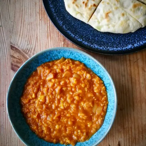 Rote-Linsen Dal in schöner blauer Keramikschale mit Fladenbrot