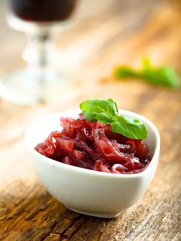 Rote Zwiebelmarmelade in einer Schale servierfertig
