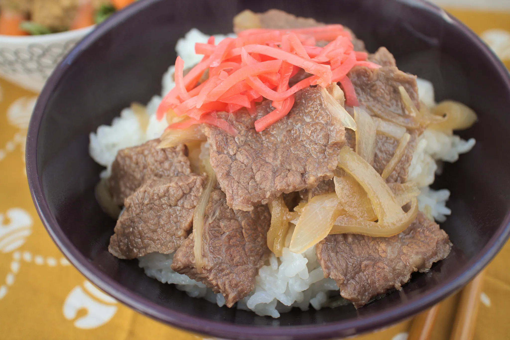 Roter eingelegter Ingwer (Beni Shoga) als Beilage zu Gyudon