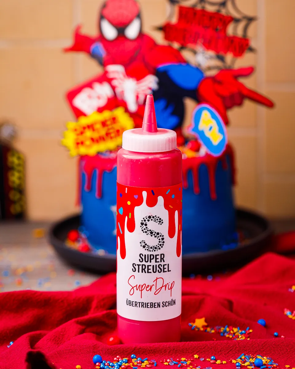 Roter Super Drip fließt elegant über eine Torte