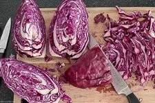 Rotkohl in feine Streifen schneiden oder hobeln