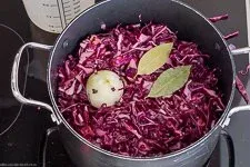 Rotkohl mit Wasser, Gewürzen und Zwiebel dünsten