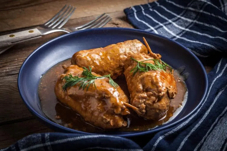 Rouladen Rezept hausgemacht, wie man deutsche authentische traditionelle Rinderrouladen zubereitet